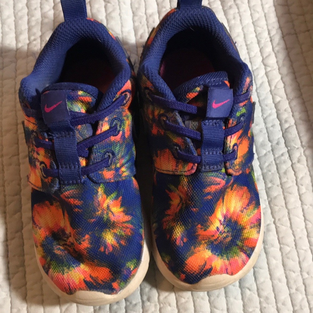 Nike flower tennis shoes